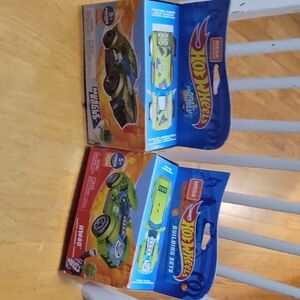 Hot Wheels Building Set - Green and Blue Racing Cars